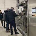 இரண்டாம் நிலை பேலிங் உபகரணங்களை ஆய்வு செய்ய எங்கள் நிறுவனத்திற்கு வருகை தரும் வெளிநாட்டு வாடிக்கையாளர்களை அன்புடன் வரவேற்கிறோம்.